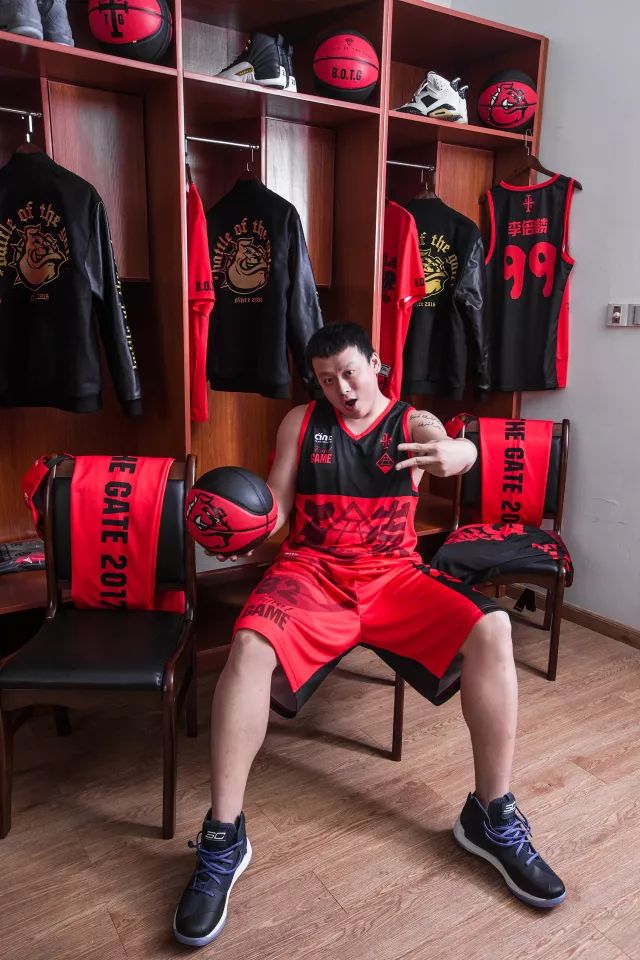 一触即发的紧张对决,球场上的风云变幻的简单介绍 一触即发的紧张对决,球场上的风云变幻的简单介绍